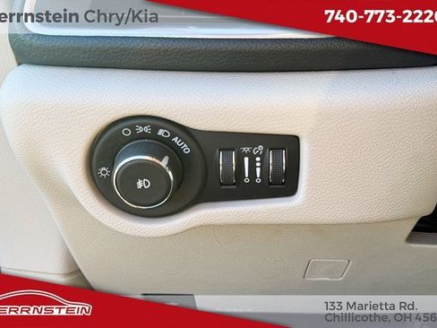 Used 2018 Chrysler Pacifica Limited w/ Tire & Wheel Group image 17