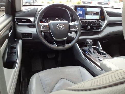 Used 2021 Toyota Highlander Platinum image 14