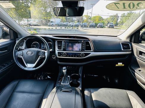 Used 2017 Toyota Highlander XLE AWD/4WD image 14