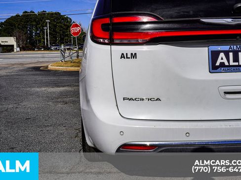 Used 2023 Chrysler Pacifica Touring-L image 17