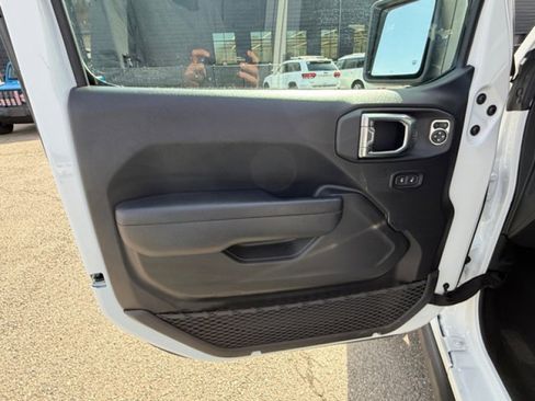Used 2025 Jeep Wrangler Unlimited Rubicon AWD/4WD image 18