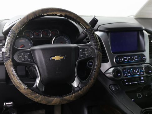 Used 2019 Chevrolet Suburban LT image 4
