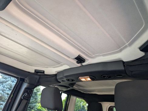 Used 2012 Jeep Wrangler Unlimited Sahara w/ Connectivity Group AWD/4WD image 16