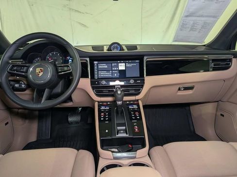 Certified 2025 Porsche Macan image 27