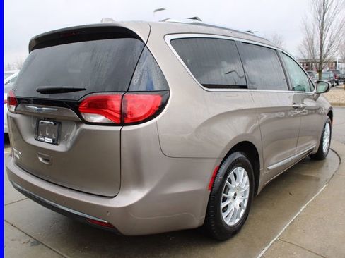 Used 2018 Chrysler Pacifica Touring-L Plus image 7