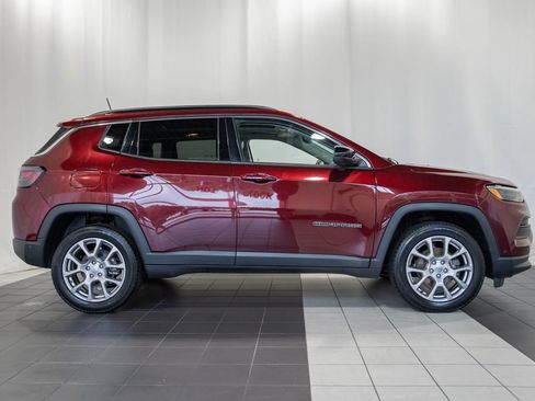 Certified 2022 Jeep Compass Latitude w/ Sun and Sound Group AWD/4WD image 3