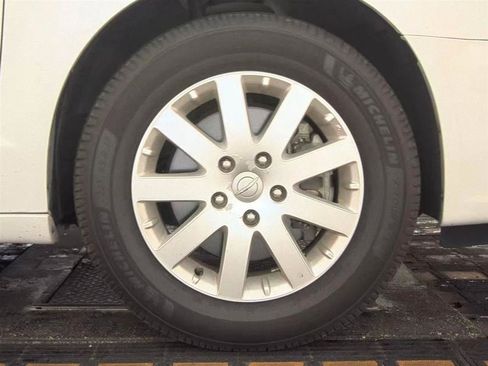 Used 2014 Chrysler Town & Country Touring FWD image 10