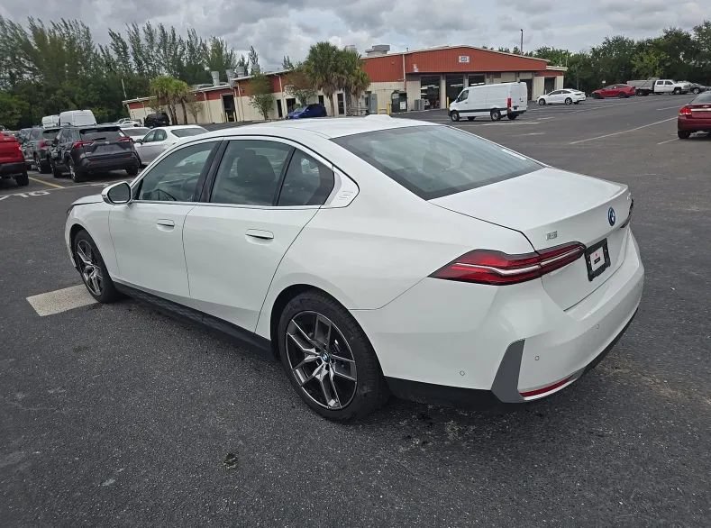Used 2025 BMW i5 eDrive40i w/ Premium Package RWD image 4