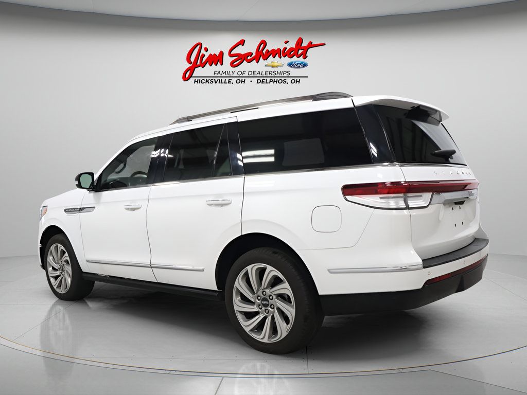 Used 2024 Lincoln Navigator Reserve AWD/4WD image 4