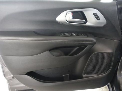 Used 2020 Chrysler Pacifica Touring-L Plus w/ Advanced Safetytec Group FWD image 9