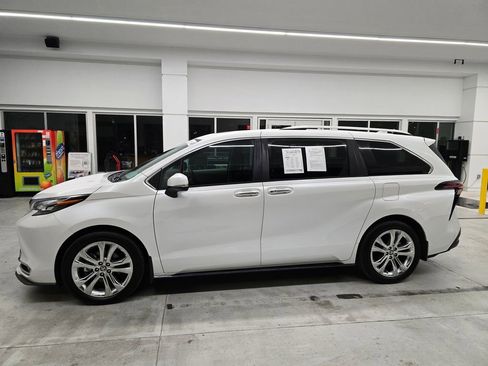 Used 2024 Toyota Sienna Platinum FWD image 3