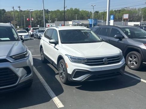 Used 2024 Volkswagen Tiguan SE image 2