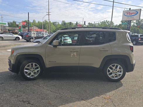 Used 2015 Jeep Renegade Latitude FWD image 4
