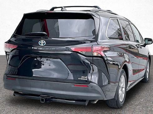 Certified 2022 Toyota Sienna XLE image 6