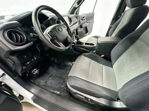 Used 2022 Toyota Tacoma TRD Off-Road w/ Technology Package AWD/4WD image 15