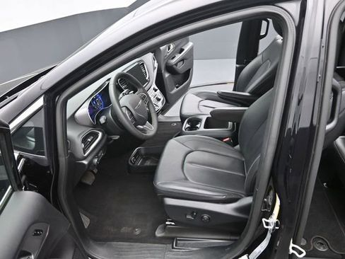 Used 2025 Chrysler Pacifica Select image 10