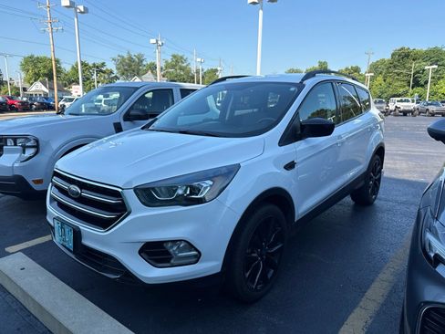 Used 2018 Ford Escape SE w/ SE Sport Appearance Package FWD image 1