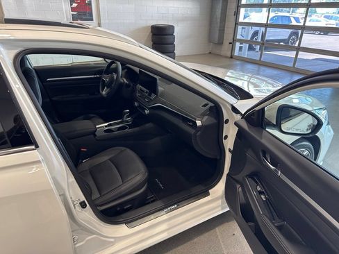 Used 2025 Nissan Altima 2.5 SL AWD/4WD image 12