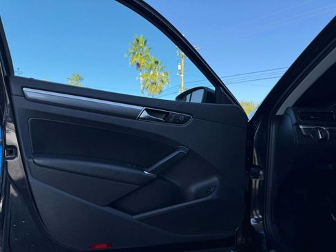 Used 2017 Volkswagen Passat 1.8T R-Line image 35