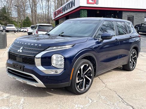 Used 2022 Mitsubishi Outlander SE image 1