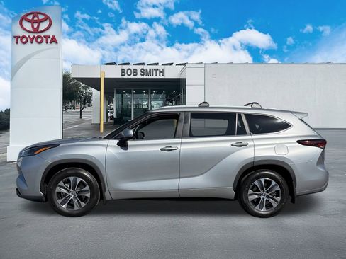 Certified 2024 Toyota Highlander XLE image 8