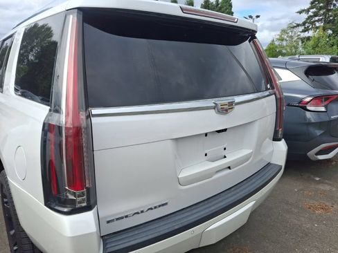 Used 2017 Cadillac Escalade Luxury AWD/4WD image 8