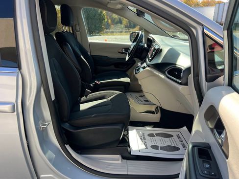 Used 2023 Chrysler Voyager LX image 31