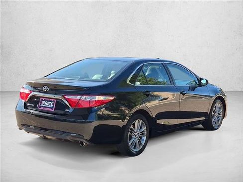 Used 2015 Toyota Camry SE w/ Moonroof Package FWD image 4