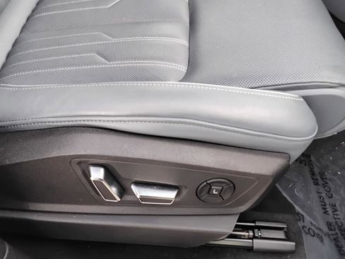 Used 2023 Audi e-tron Prestige w/ Prestige Package image 27