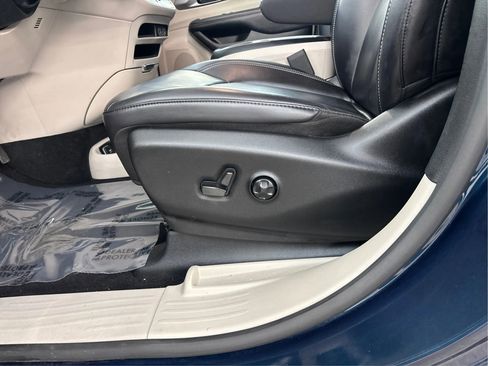 Used 2023 Chrysler Pacifica Touring-L FWD image 25