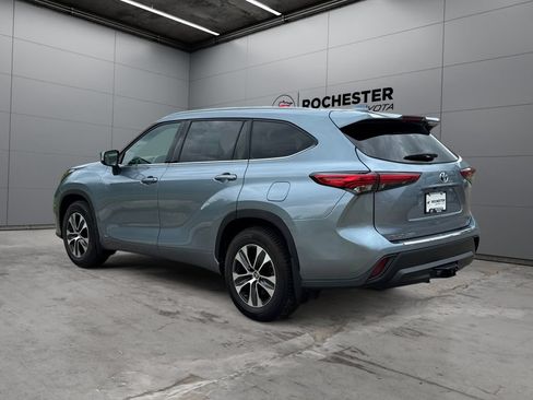 Used 2022 Toyota Highlander XLE AWD/4WD image 3