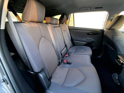 Used 2024 Toyota Highlander LE image 29