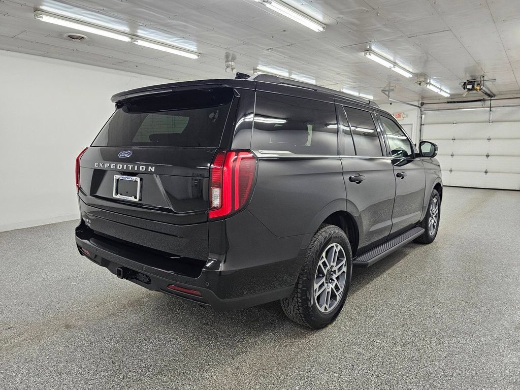 Used 2025 Ford Expedition Active AWD/4WD image 4