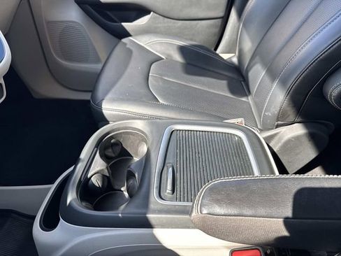 Used 2024 Chrysler Pacifica Touring-L image 19