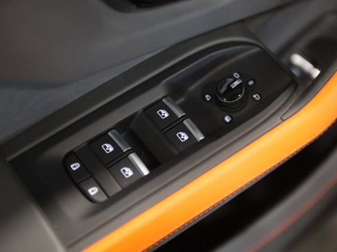 Used 2025 Lamborghini Urus SE AWD/4WD image 11