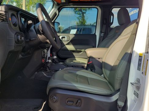 Used 2025 Jeep Gladiator Mojave w/ Convenience Group AWD/4WD image 21