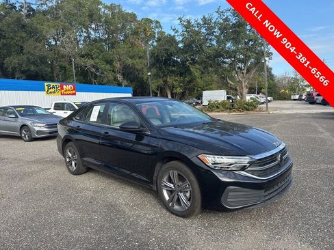 Used 2024 Volkswagen Jetta SE image 1