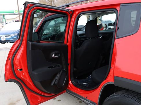 Used 2020 Jeep Renegade Latitude w/ Cold Weather Group image 16
