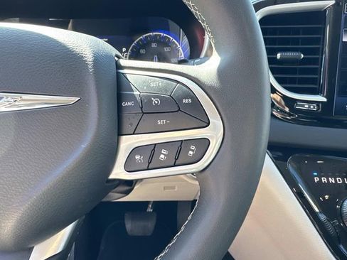 Used 2024 Chrysler Pacifica Touring-L image 16