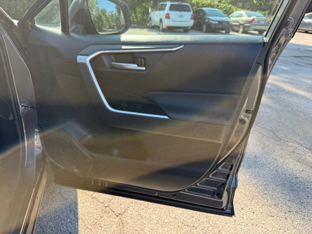 Used 2025 Toyota RAV4 XLE FWD image 44