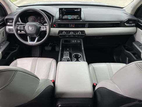 Used 2024 Honda Pilot Touring image 10