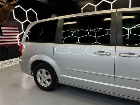Used 2012 Dodge Grand Caravan SXT FWD image 4