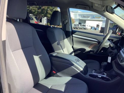 Used 2018 Toyota Highlander LE FWD image 37