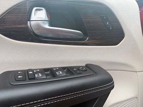 Certified 2024 Chrysler Pacifica Limited FWD image 16