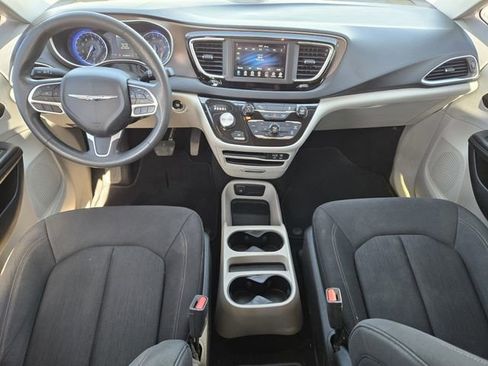 Used 2018 Chrysler Pacifica L image 26