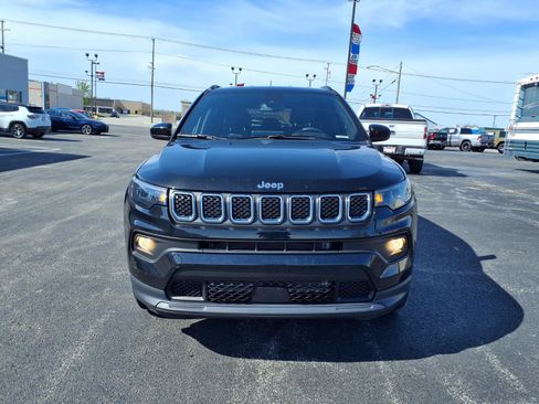 Used 2023 Jeep Compass Latitude AWD/4WD image 2