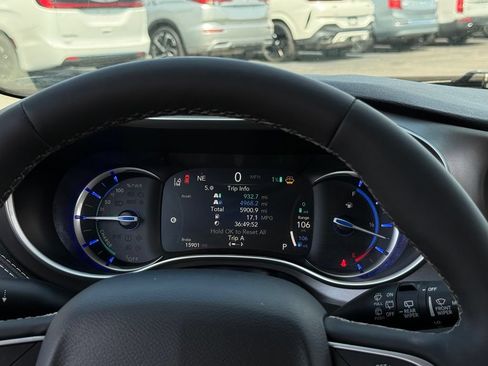 Used 2023 Chrysler Pacifica Touring-L FWD image 7