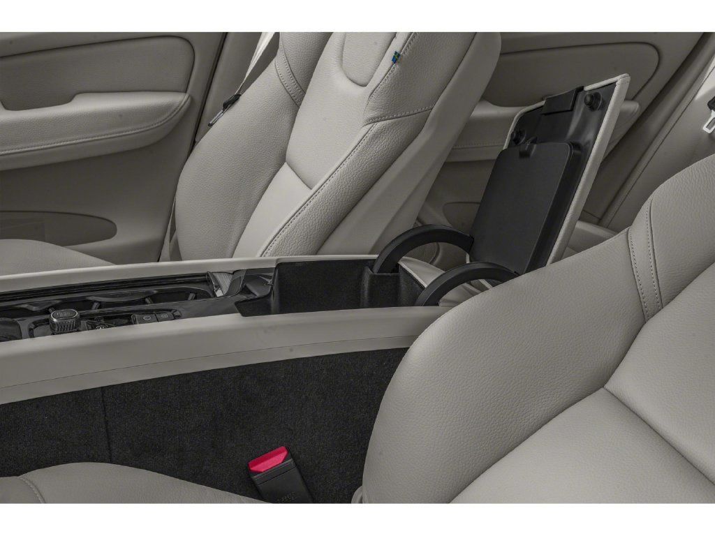 Used 2019 Volvo XC60 T5 Momentum w/ Premium Package AWD/4WD image 9