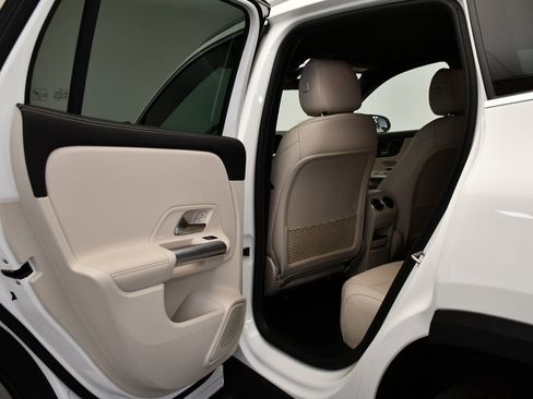 Used 2025 Mercedes-Benz GLA 250 4MATIC image 42