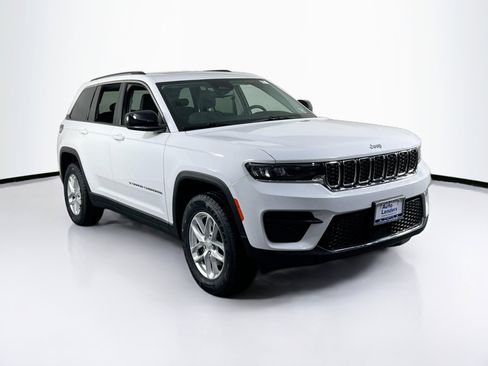 Used 2023 Jeep Grand Cherokee Laredo image 3